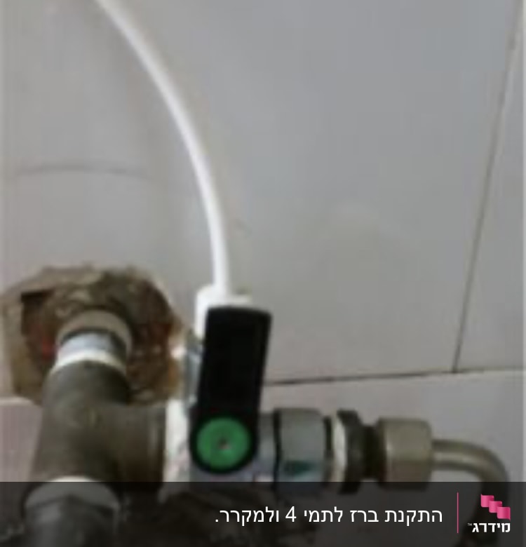 צינור מים עם ברז פלסטיק על קיר